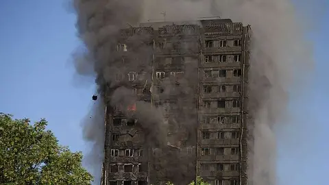 Torre residencial incendiada en Londres. (AFP)