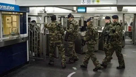 Militares franceses en el Metro de París.