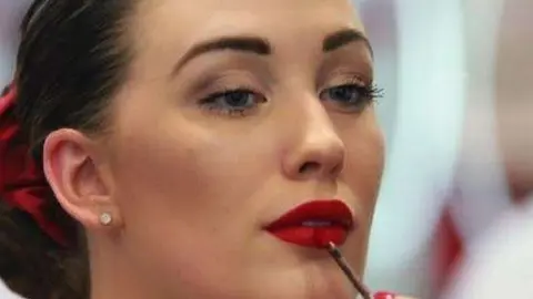 Una azafata de la aerolínea Emirates.