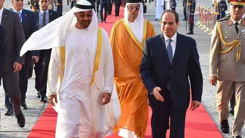 El príncipe heredero de Abu Dhabi y el presidente de Egipto en El Cairo.