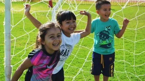 Niños practican fútbol en uno de las campus de Stryx Sports. (Cedida)