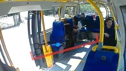 Una captura de imagen del autobús donde ocurrió el incidente.