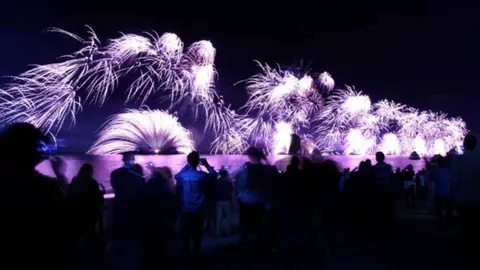 Fuegos artificiales en La Palmera para recibir 2016. (@MaryamBinFahad)