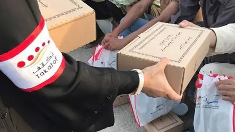 Los voluntarios de la Fundación Emiratos han repartido ropa y alimentos por todo el país. (WAM)