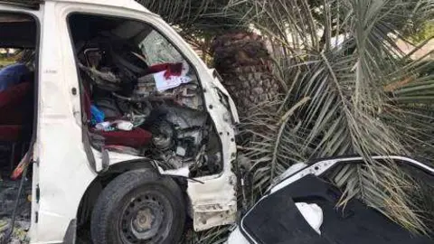 Estado en el que quedó el minibús, tras impactar contra el árbol.