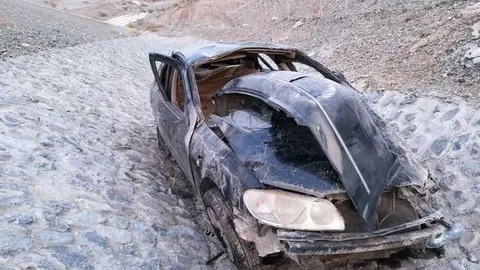 El coche cayó en una cuneta tras salirse de la vía. (Policía de RAK)