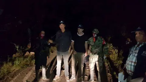 Los periodistas holandeses secuestrados en Colombia, en el momento de su liberación. (@DefensoriaCol, Twitter)