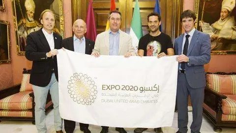 En el centro de la imagen, el alcalde de Sevilla y a su izquierda José Ruiz.