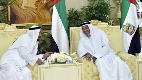 El presidente de Emiratos Árabes, el jeque Khalifa bin Zayed Al Nahyan a la derecha. (WAM)