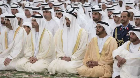 El príncipe heredero de Abu Dhabi durante el rezo del Eid.