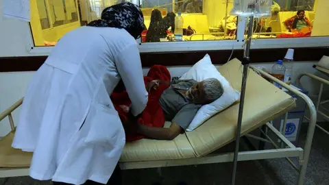En la imagen de EFE, un yemenita recibe tratamiento por cólera en un hospital.