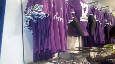 Una tienda oficial del Real Madrid en la capital de España. (EL CORREO)