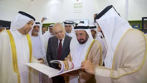 El jeque Al Qasimi, gobernante de Sharjah, durante la inauguración del prestigiosa Feria del Libro del emirato en noviembre de 2016. (Cedida)