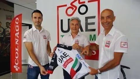Presentación del nuevo maillot del EAU Emirates Team, con el logo del nuevo patrocinador, el First Abu Dhabi Bank. (WAM)