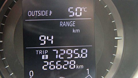 El termómetro de un vehículo señala 50 grados mientras circula por las carreteras de Abu Dhabi. (EL CORREO)