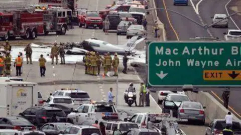La avioneta cayó sobre la Interestal 405. (AP)
