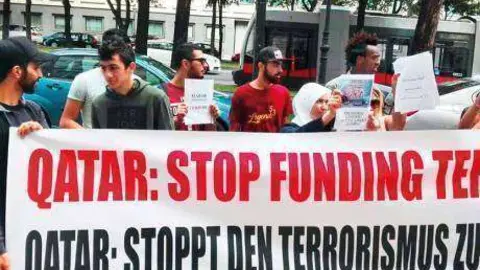 Activistas durante la concentración de este viernes a las puertas de la Embajada de Qatar en Viena. (WAM)