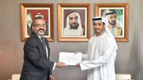 Fernando Luis Lemos Igreja presenta sus credenciales como embajador de Brasil al subsecretario de Protocolo de Emiratos, Shehab Ahmed Al Fahim. (WAM)
