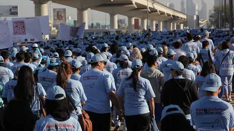 Ciudadanos participan en una marcha con fin social en Emiratos.