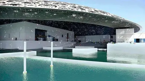 Los muros de contención del agua de mar están ya siendo retirados de las obras del Louvre de Abu Dhabi. (Wam)