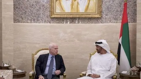 El senador estadounidense y el príncipe heredero de Abu Dhabi.