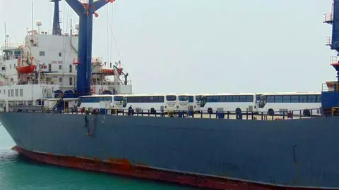 Los autobuses escolares donados por EAU llegan al puerto de Adén. (WAM)