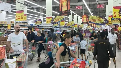 Los residentes en Qatar se han lanzado hoy en masa a comprar en los supermercados. (EL CORREO)