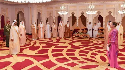 Un momento de la ceremonia donde los nuevos embajadores presentaron sus credenciales este domingo ante el jeque Mohammed Bin Rashid Al Makotoum. (Akhbar Al Emarat / youtube))