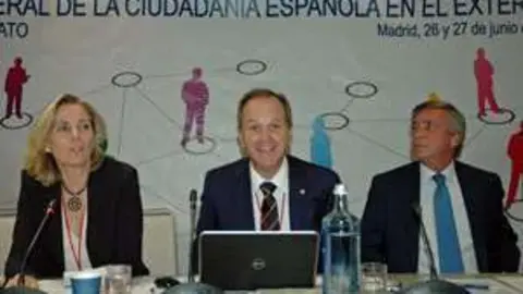 Eduardo Dizy, en el centro, tras su reelección como presidente del Consejo General de la Ciudadanía Española en el Exterior (España Exterior)