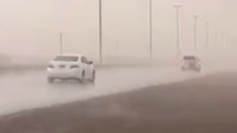 Los coches avanzan bajo la lluvia en Al Madam el pasado 3 de julio. (NCMS, Twitter)