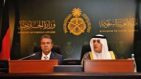 Los ministros de Asuntos Exteriores de Alemania y Arabia, Sigmar H.Gabriel y Adel bin Ahmed Al- Jubeir, durante su conferencia de prensa de este lunes. (WAM)