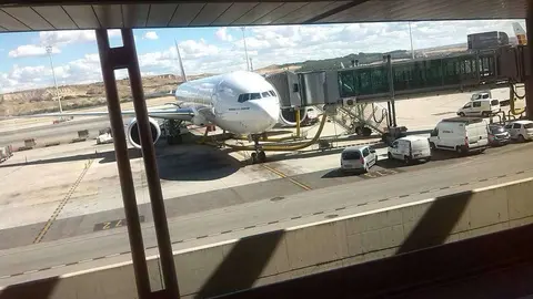 Un avión de Emirates en el aeropuerto de Madrid Barajas.