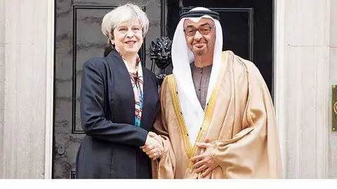El príncipe heredero de Abu Dhabi con Teresa May en Londres en febrero de este año.