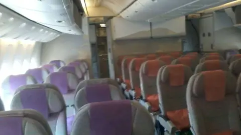 Cabina Turista de un avión de Emirates. (EL CORREO)