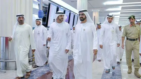 El gobernador de Dubai durante la visita al Aeropuerto Internacional de Dubai.  
