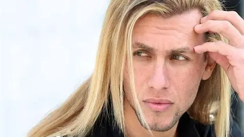 El modelo iraquí Karar Nushi en Twitter.