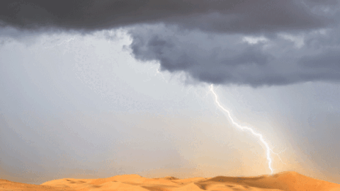 Una imagen de una tormenta eléctrica en el desierto.