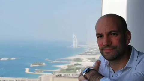 El español Axel Carús, con el Burj Al Arab al fondo, en su foto de perfil de Facebook.