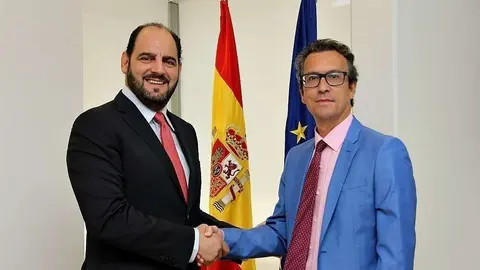 El embajador de España, Antonio Álvarez Barthe -derecha-, estrecha la mano de Arturo Manso, consejero de EL CORREO DEL GOLFO. (Manaf K. Abbas)