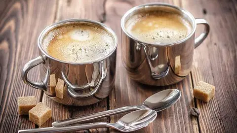 Beber café es saludable.