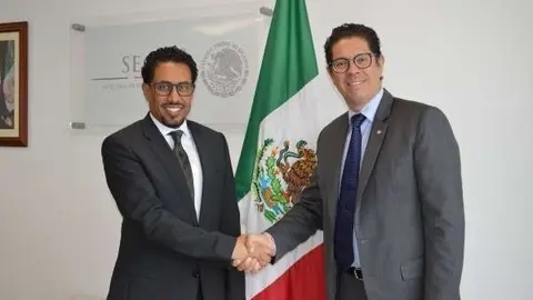 El embajador de EAU en México y el viceministro de Comerico mexicano. (WAM)