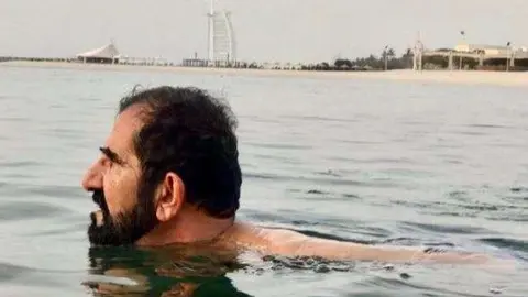 El gobernador de Dubai en la playa de Jumeirah. (Instagram)