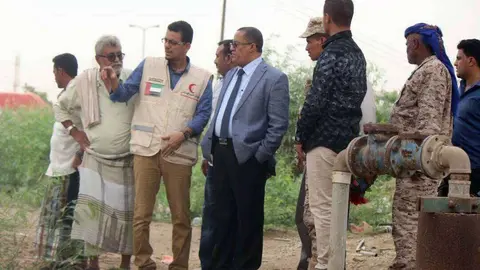 Las autoridades visitan las nuevas instalaciones hídricas que la Media Luna Roja ha acometido en Yemen. (WAM)