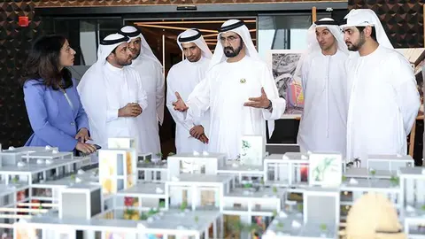 Sheikh Mohammed bin Rashid Al Maktoum visita el Distrito de Diseño de Dubai. (WAM)