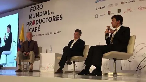 Bill Clinton, Juan Manuel Santos y Roberto Vélez, durante su participación en el Primer Foro Mundial de Productores de Café en Colombia.