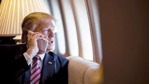 Donald Trump realiza una llamada telefónica durante un vuelo en el Air Force One. (The White House)