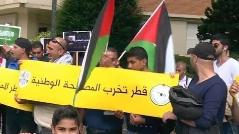 Manifestantes ante la Embajada de Qatar en Bruselas. (WAM)