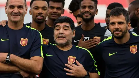 Maradona con su equipo en su presentación en el Fujairah. (The National)