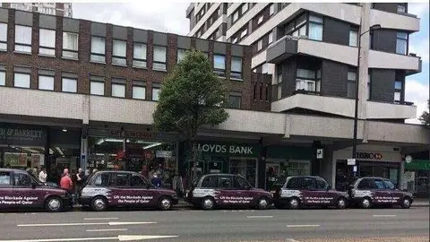 En la imagen una calle de Londres con los taxis mostrando la publicidad de Qatar.
