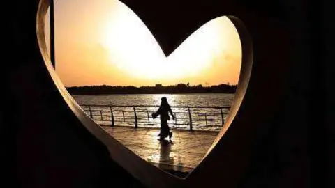 Una mujer saudí pasea por el Mar Rojo.